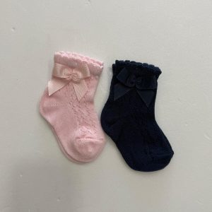 Calzini ricamati in filo per neonata con fiocco